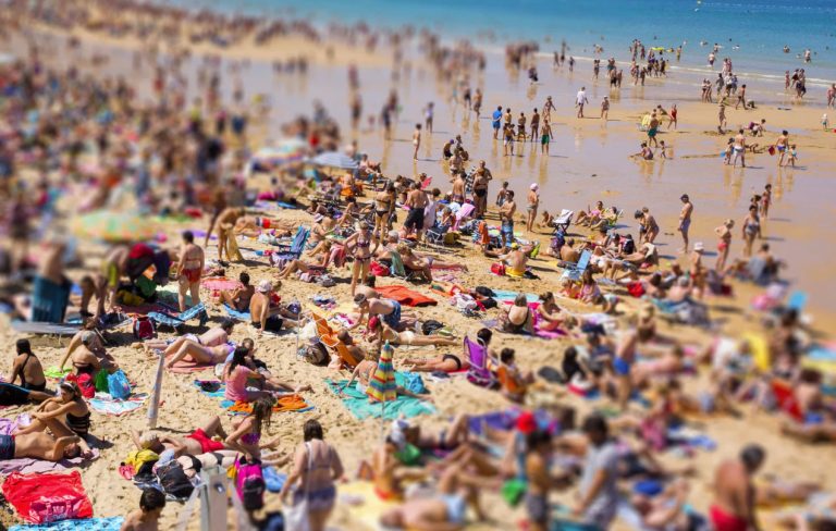 C&rsquo;est en raison de sa concentration que le tourisme de masse ravage le monde comme des nuées de criquets sauvages